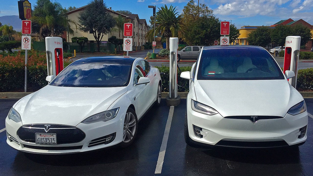 Tesla Connectivity Charging Tesla S and Model Y