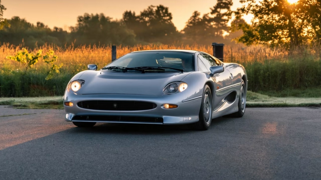 1993 Jaguar XJ220 - Front quarter view - silver