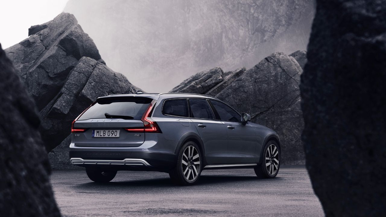The Volvo V90 B6 AWD Cross Country in Thunder Grey