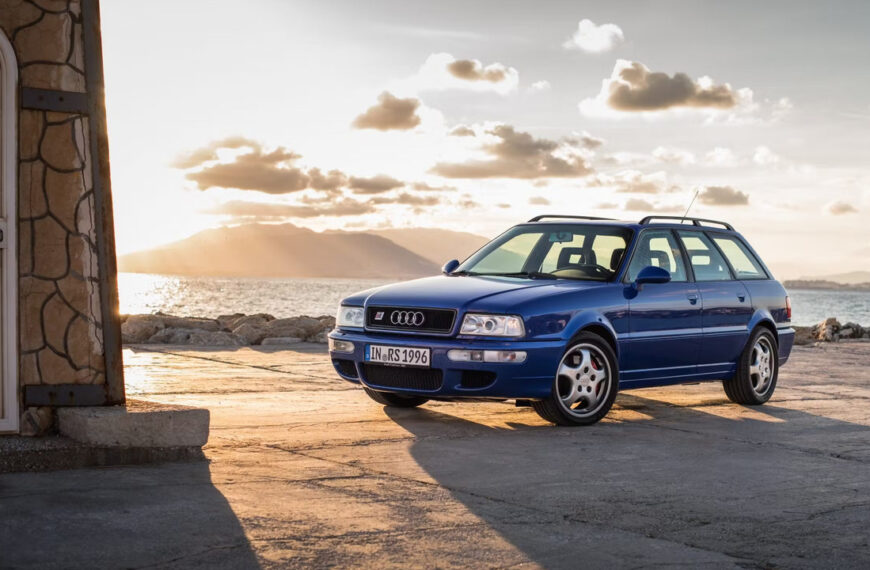 Blue Audi RS2 Avant