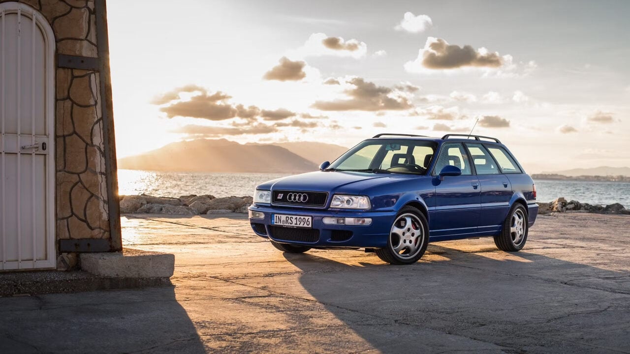 Blue Audi RS2 Avant