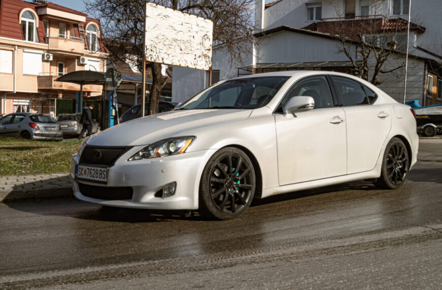 White Lexus IS 220 Diesel.