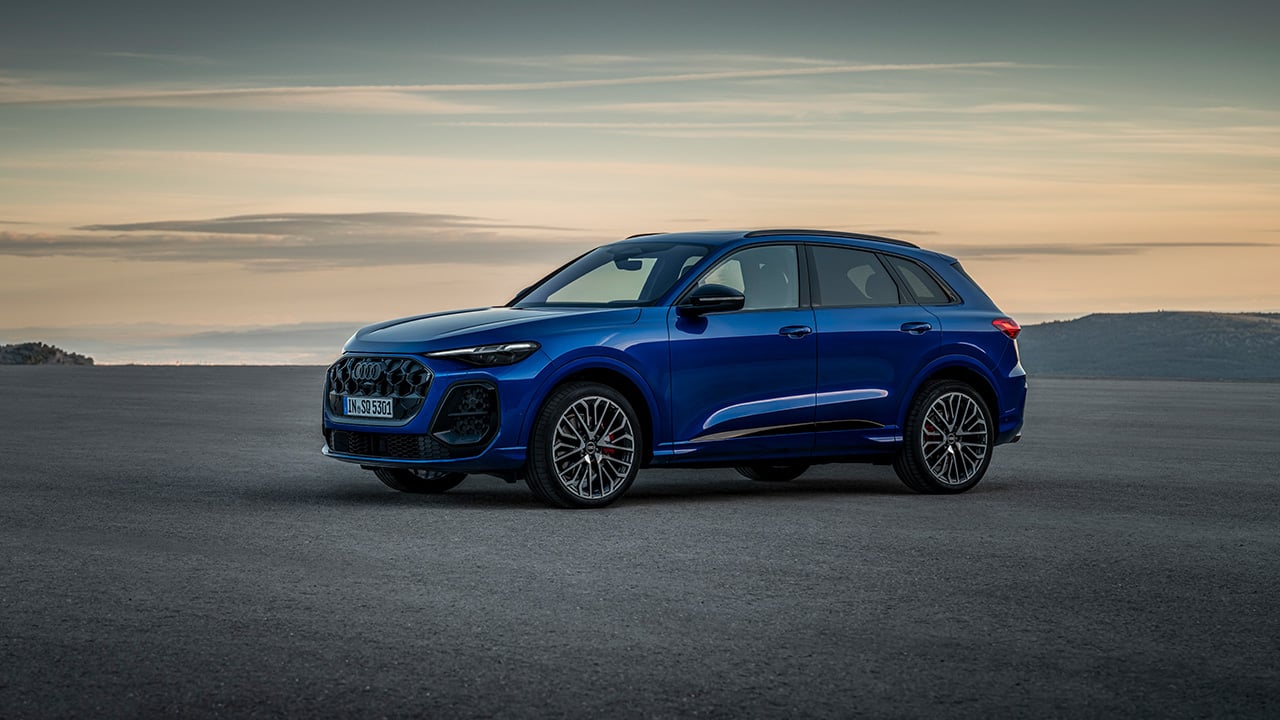 The new Audi SQ5 in blue, front left 3/4 view