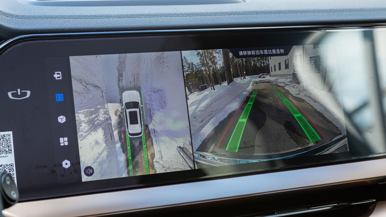 close up of the reverse camera with monitor,buttons