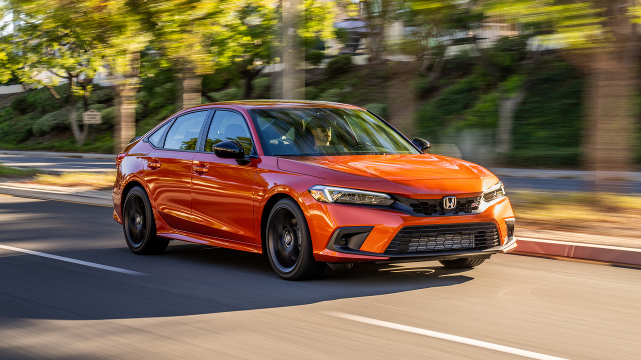 Orange 2022 Honda Civic Si On The Move Front 3/4 View