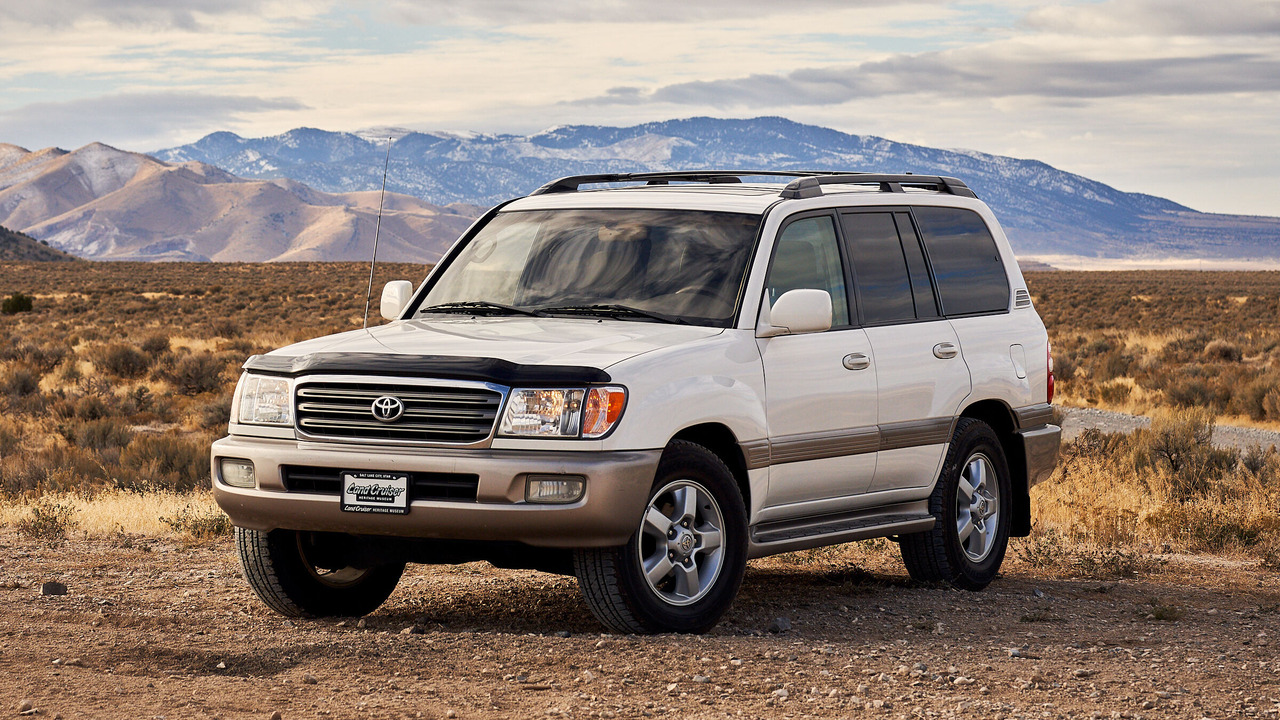 White 2004 Toyota Land Cruiser 100 Series Parked Offroad Front 3/4 View