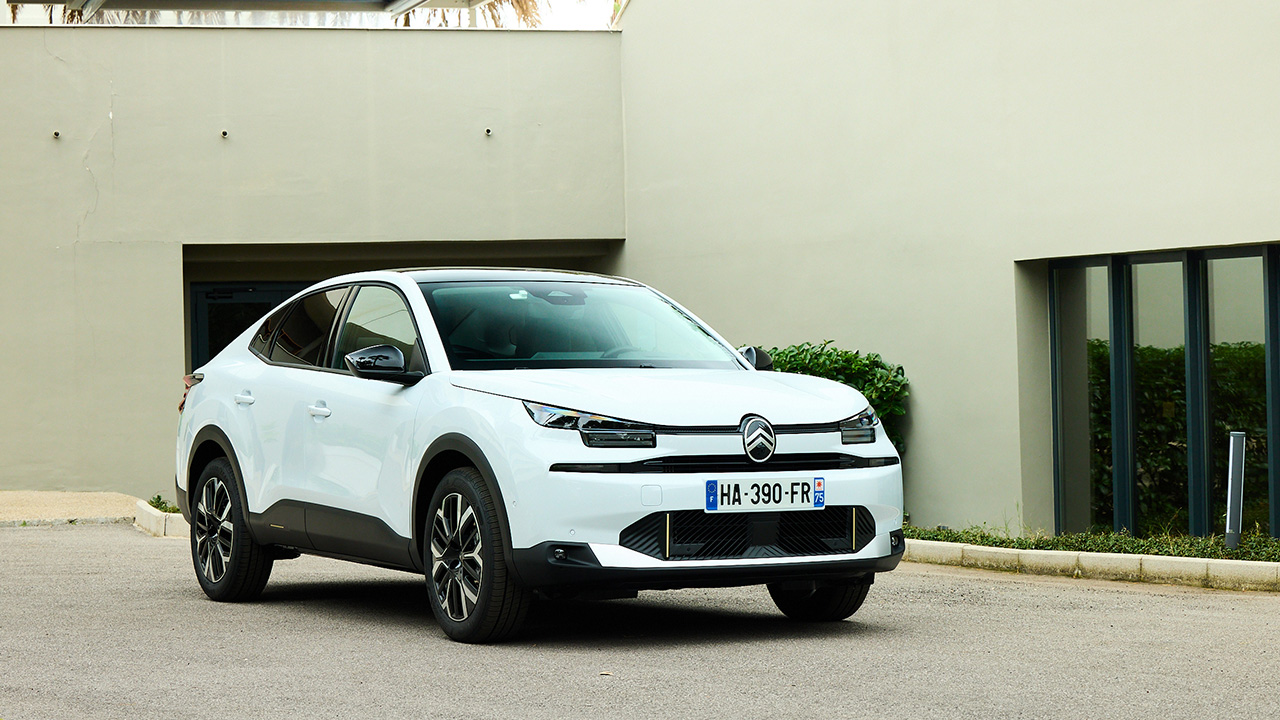 The new facelifted Citroen C4 X in white, front 3/4 view