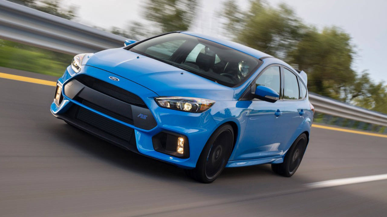 A blue Mk3 Ford Focus RS on the move, front 3/4 view