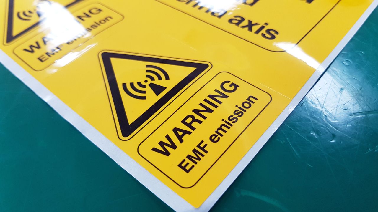 Warning EMF Symbol Sign,Radiation warning sign on the Hazardous materials transport label Class 7