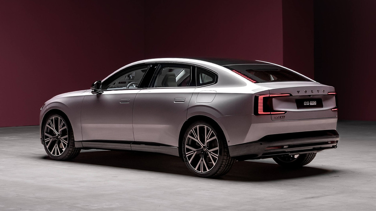 The new Volvo ES90, studio shot, rear 3/4 view