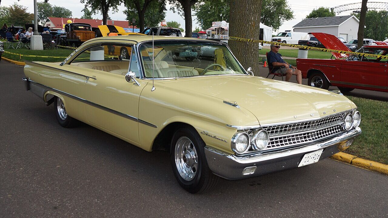 1961 Ford Galaxie Starliner.