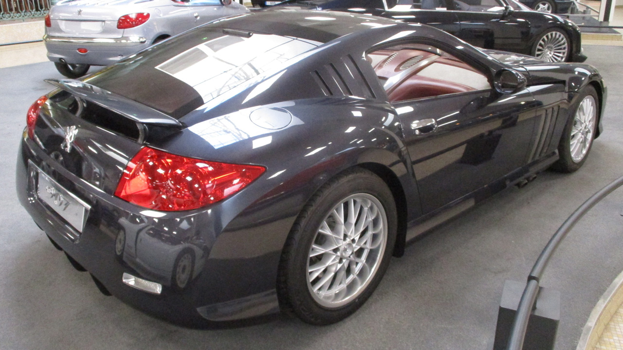 The Peugeot 907 Concept on display at the Peugeot museum, rear 3/4 view