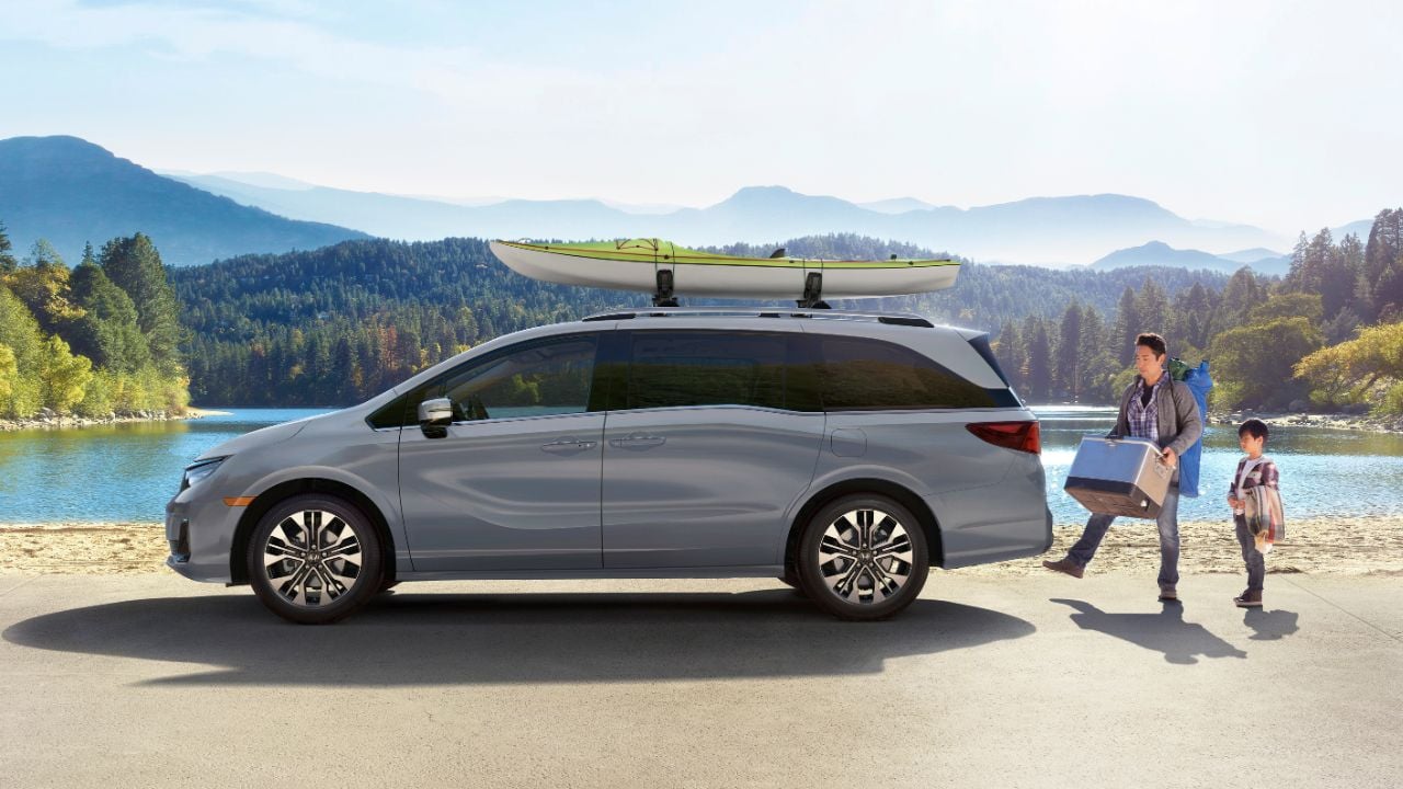 Honda Odyssey - Hands-Free Trunk - Father Opening Trunk with Son