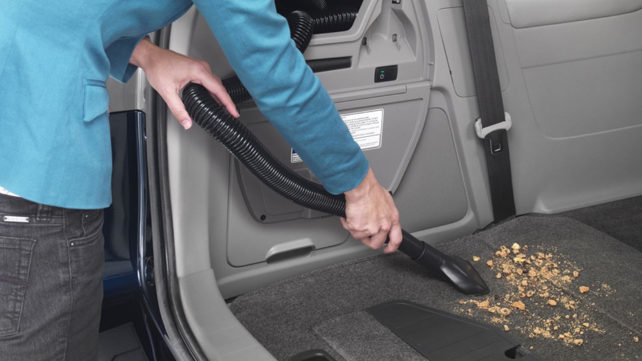 Man Uses Minivan Built-in Vacuum to Clean Up Crumbs