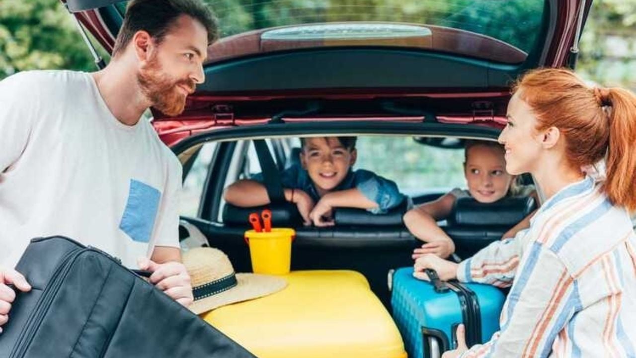 Family packing the car