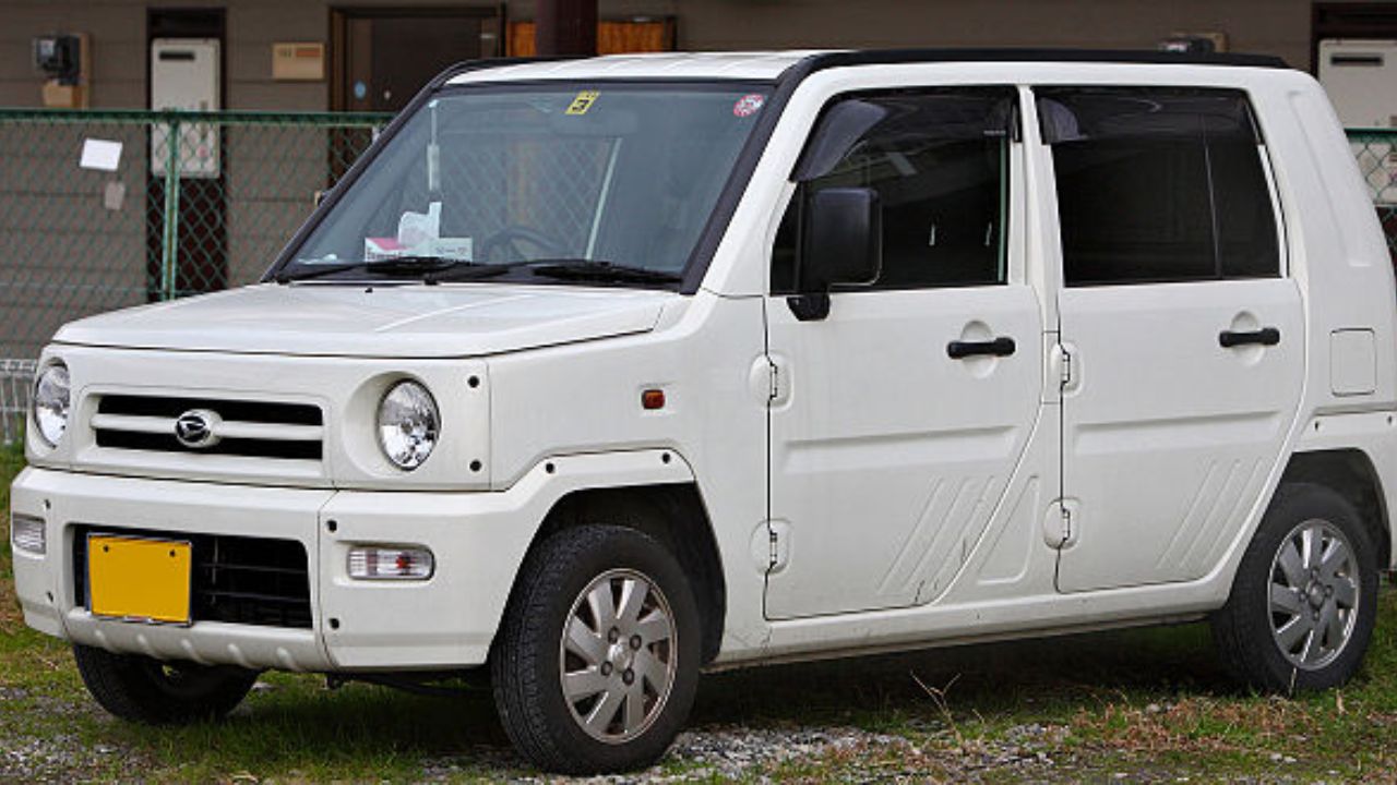 daihatsu naked in white