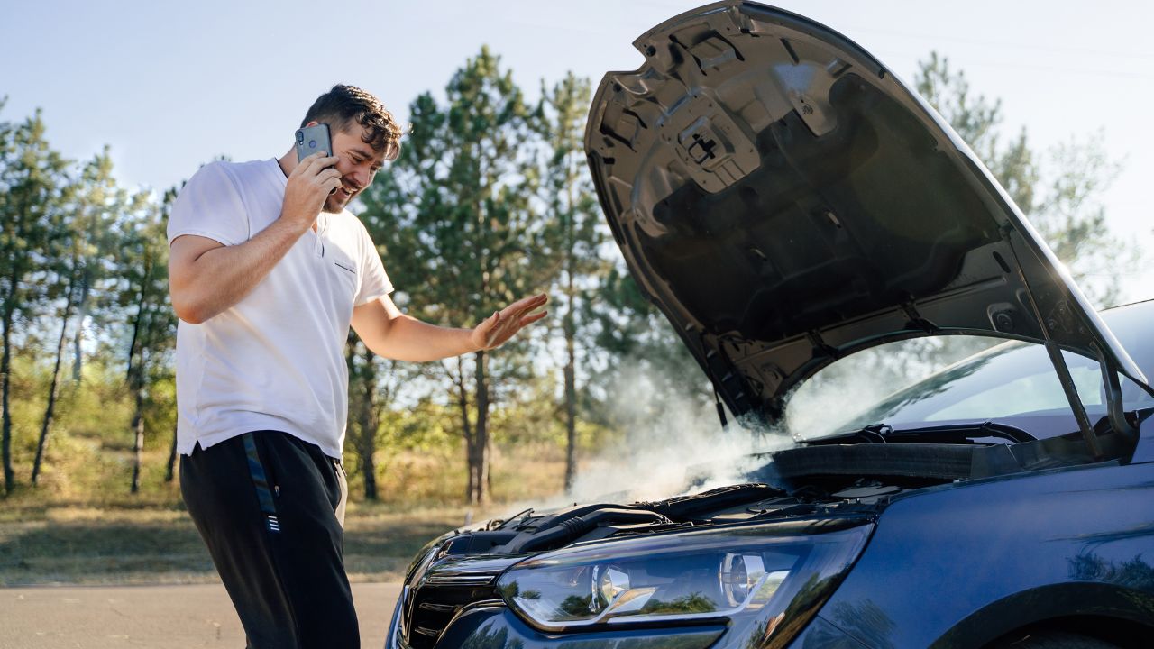 The car broke down, smokes from under the hood