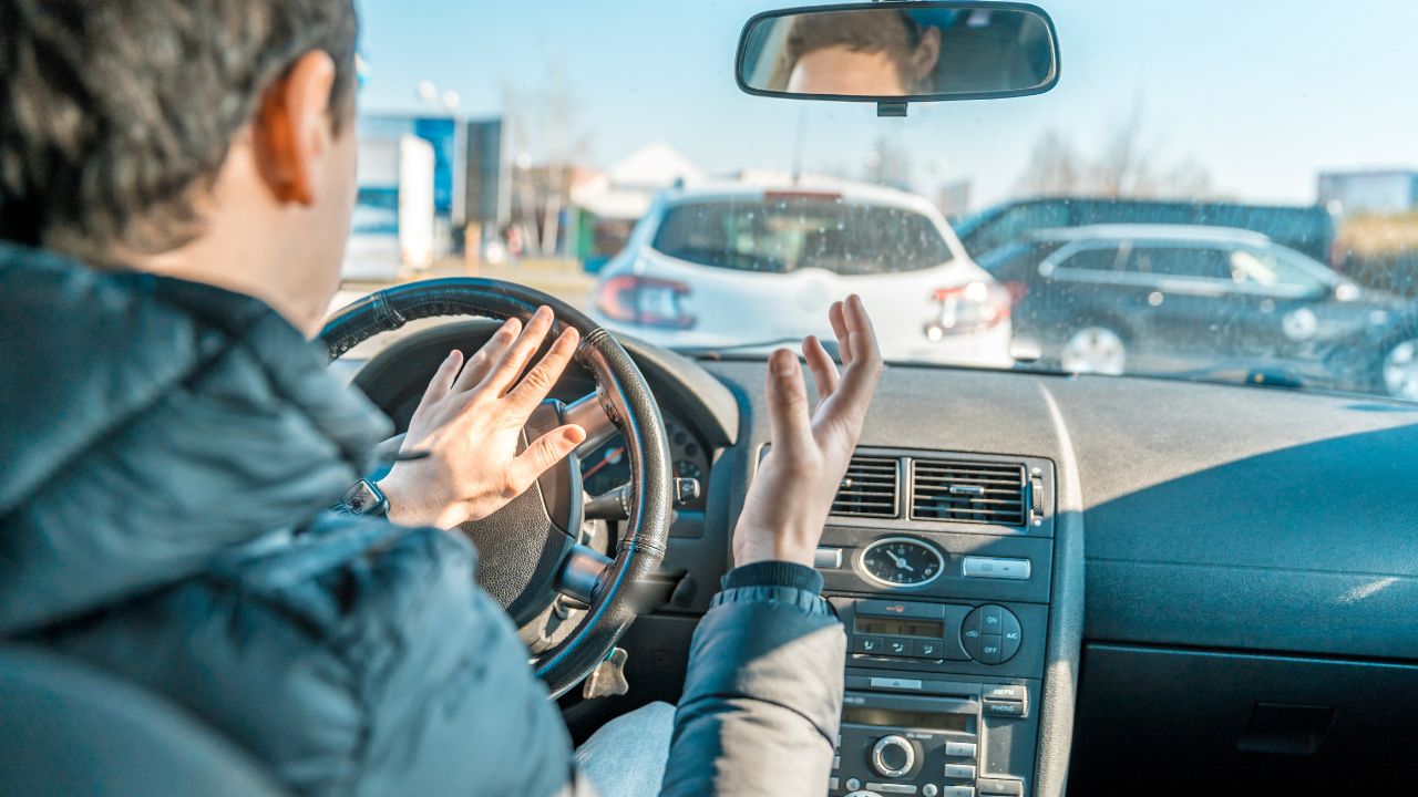 angry man, uses the car horn