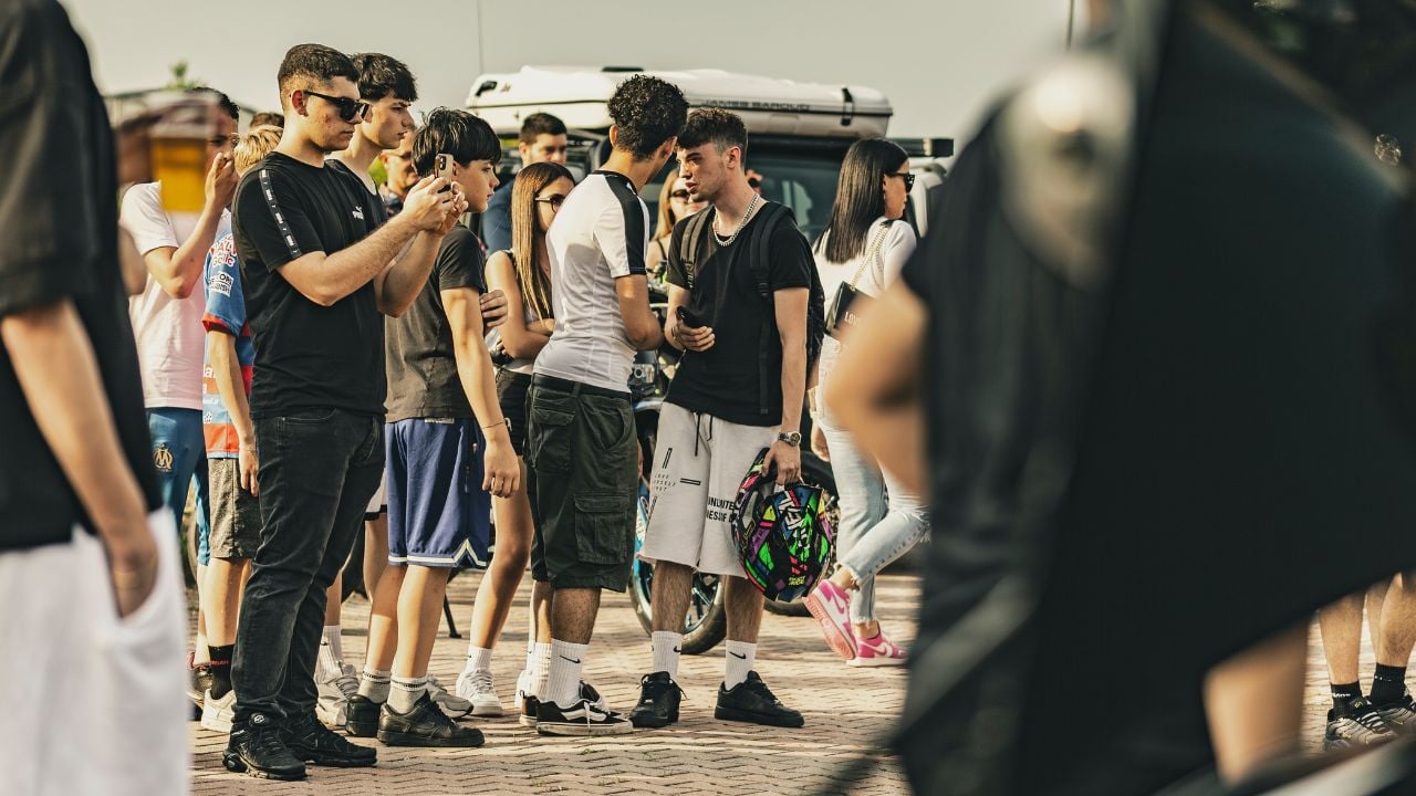 car meet talking