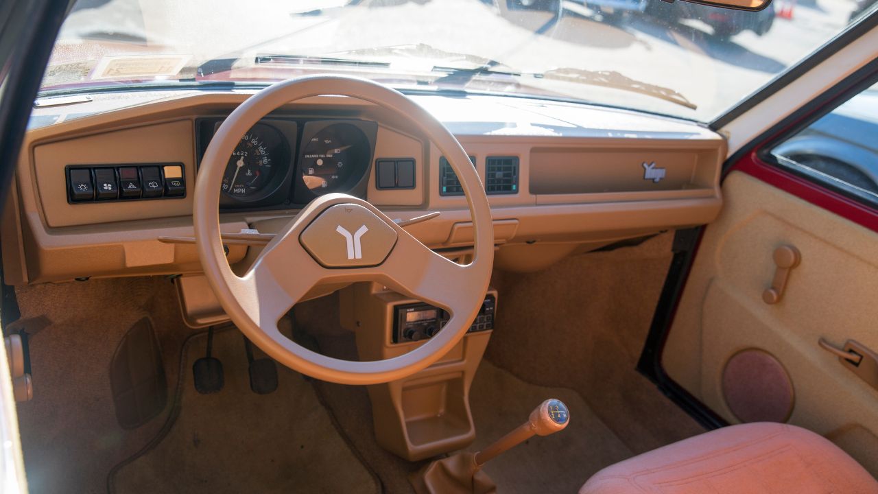 Yugo 1985 Interior