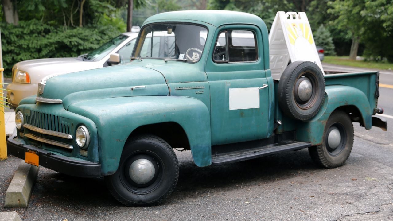 1949 - 1951 International Harvester L-series tow truck