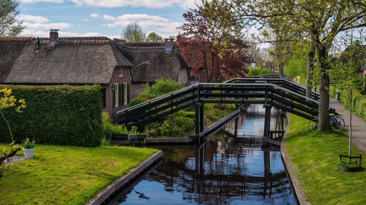 Giethoorn Netherlands, city skyline at canal and traditional house in Giethoorn village