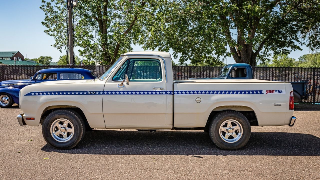 Dodge D100