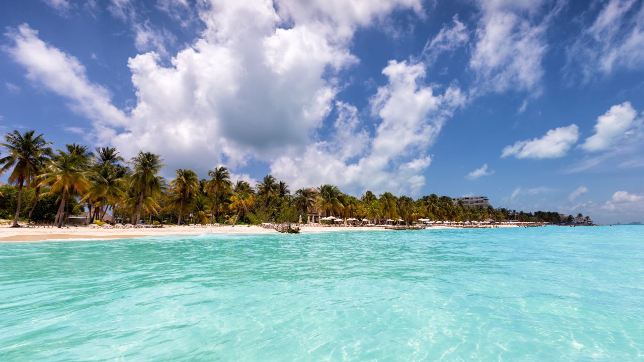 Caribbean paradise beach with turquoise waters: North Beach in Isla Mujeres, Mexico