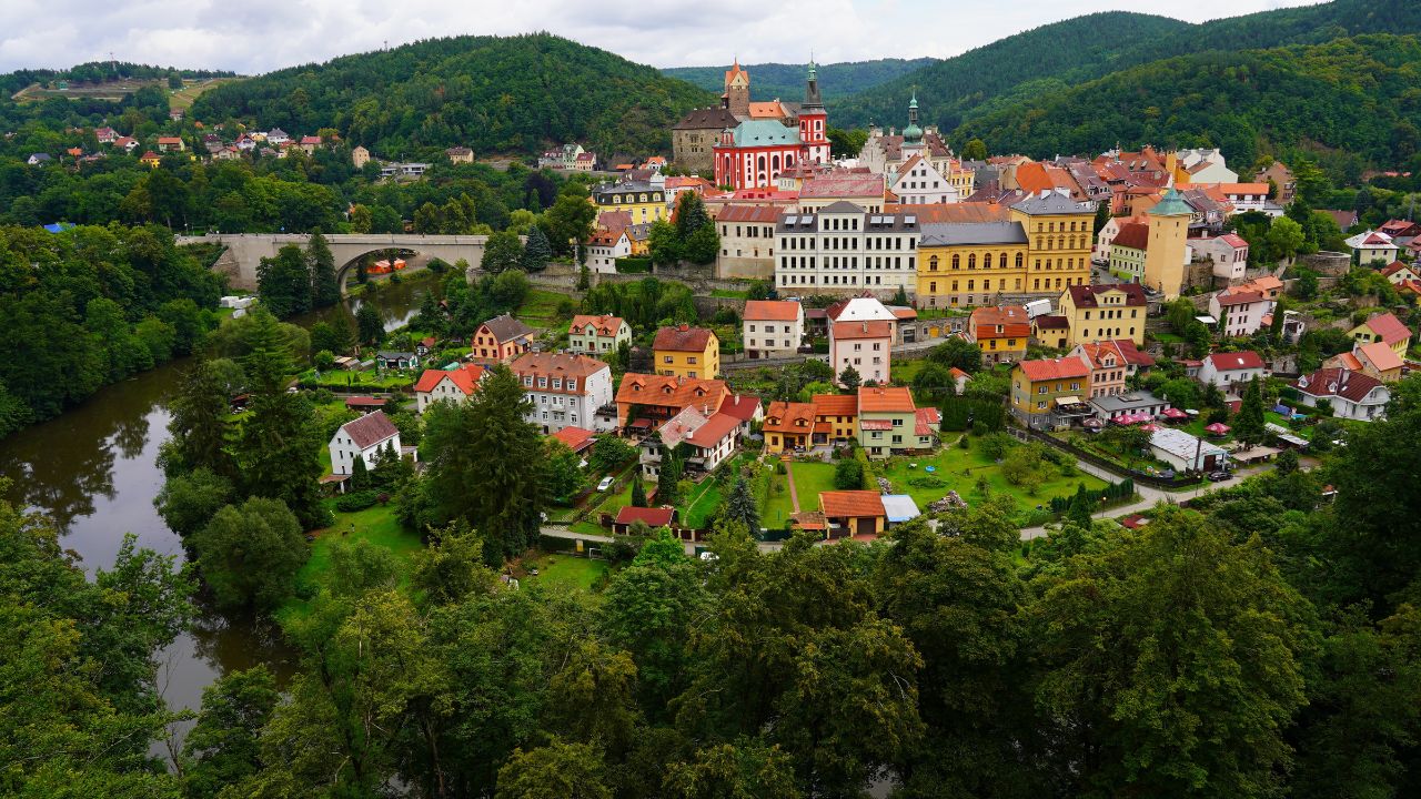 Czechy .Miasteczko Loket .Zamek Loket w Czechach - twierdza na skale nad Ohrzą.
