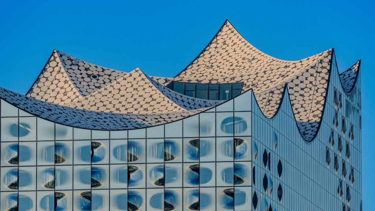 Hamburg elbphilharmonie. Die Sonnenstrahlen auf das Dach