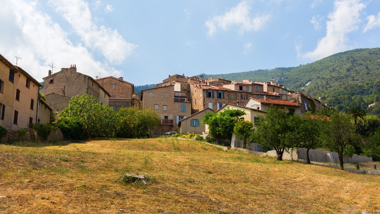 picture of the mountain village Seillans in the Provence, France
