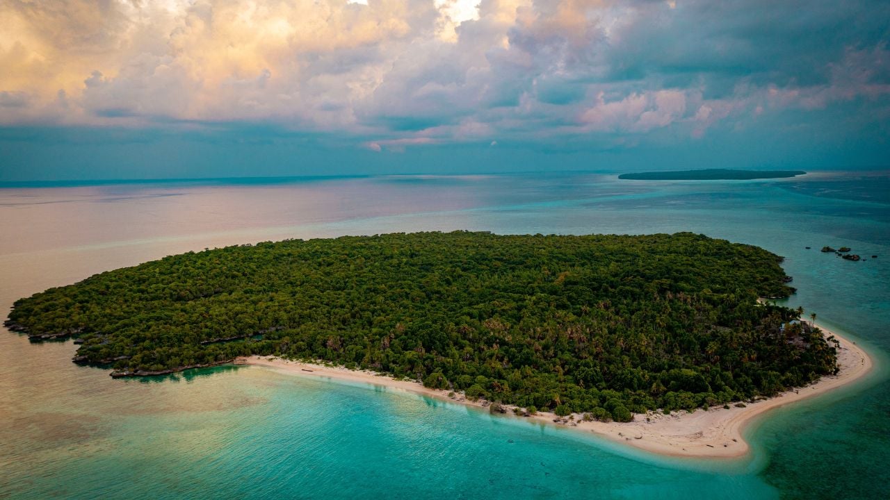Anano Island is an island located in Wakatobi district. This island is one of the turtle nesting habitats in the Wakatobi National Park