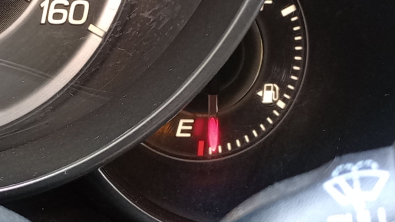 2013 Acura MDX fuel filler indicator.