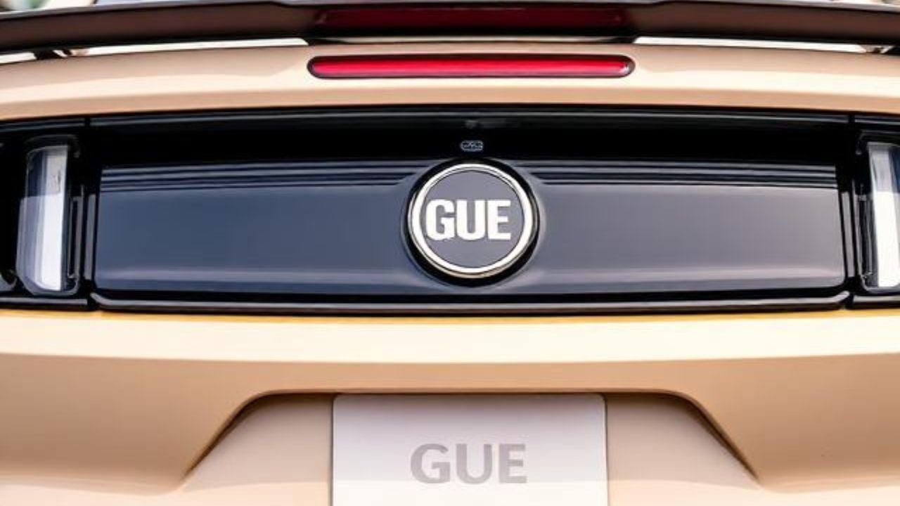 The rear of a Ford Mustang with the words "GUE".