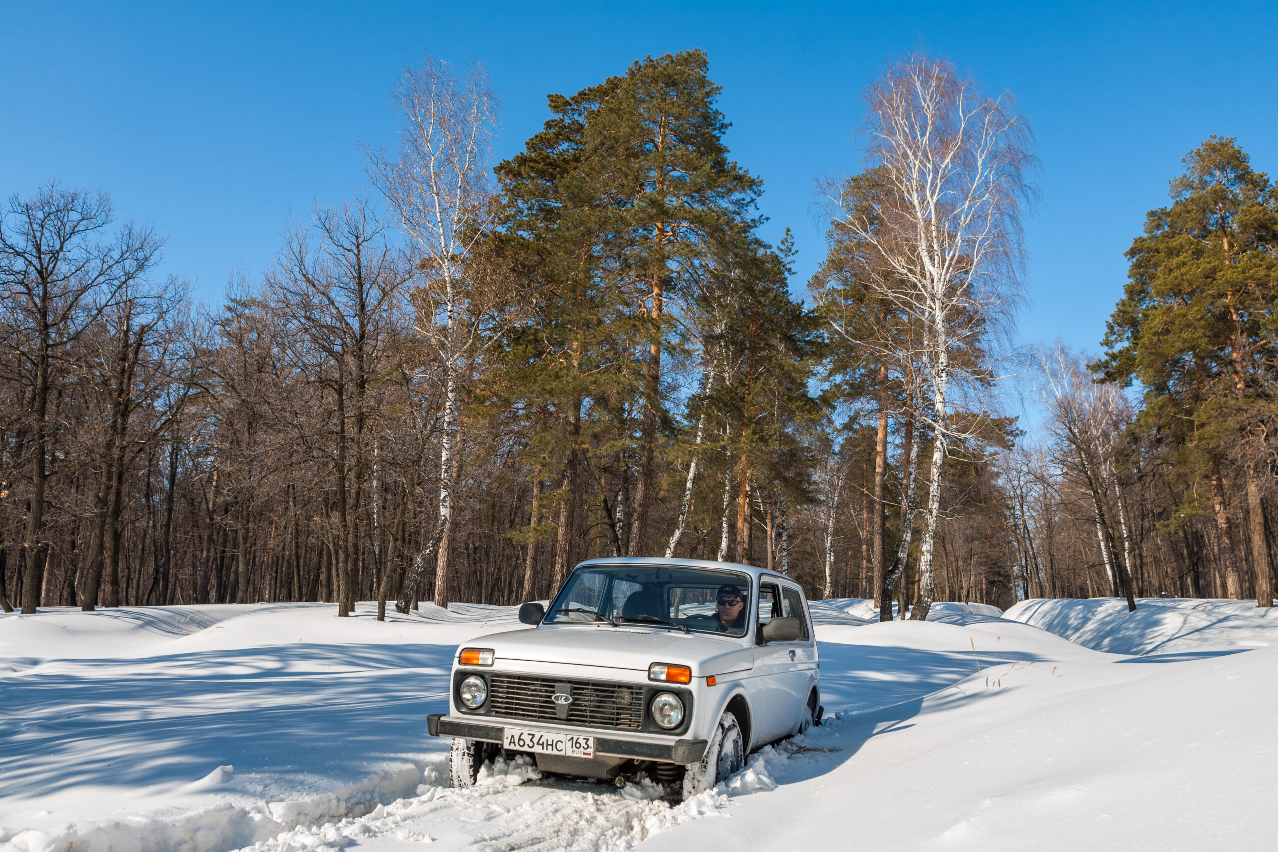 jeep lada in snow