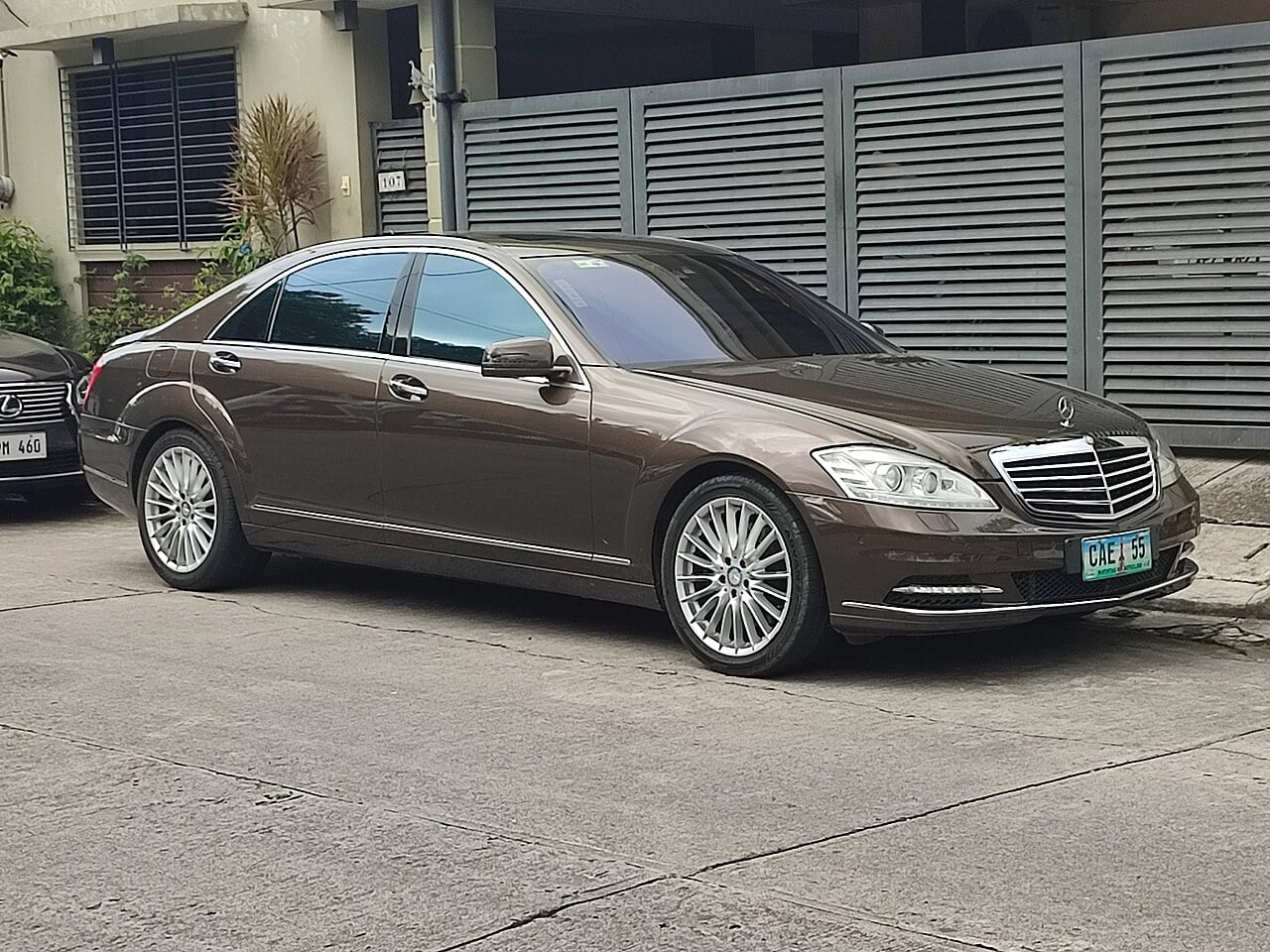2010 Mercedes-Benz W221 S300.