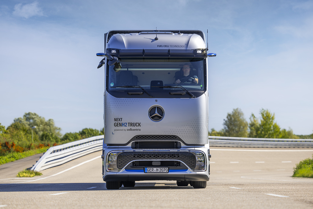 Daimler Truck stellt Mercedes-Benz NextGenH2 Truck vor: Brennstoffzellen-Lkw in Kleinserie für den Kundeneinsatz ab Ende 2026Daimler Truck presents Mercedes-Benz NextGenH2 Truck with small-series production planned from end of 2026.