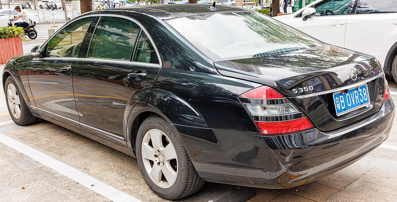 2005 Mercedes-Bnez S-Class.