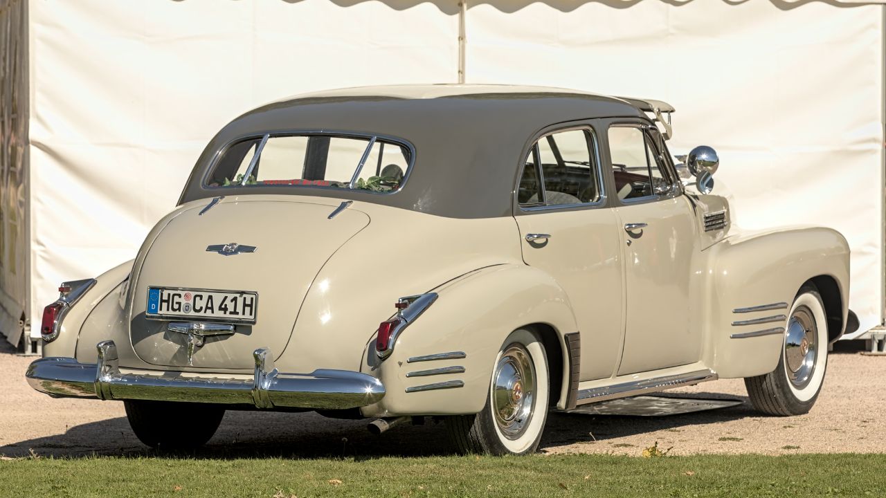 Cadillac_Series_62_Saloon_(1941)