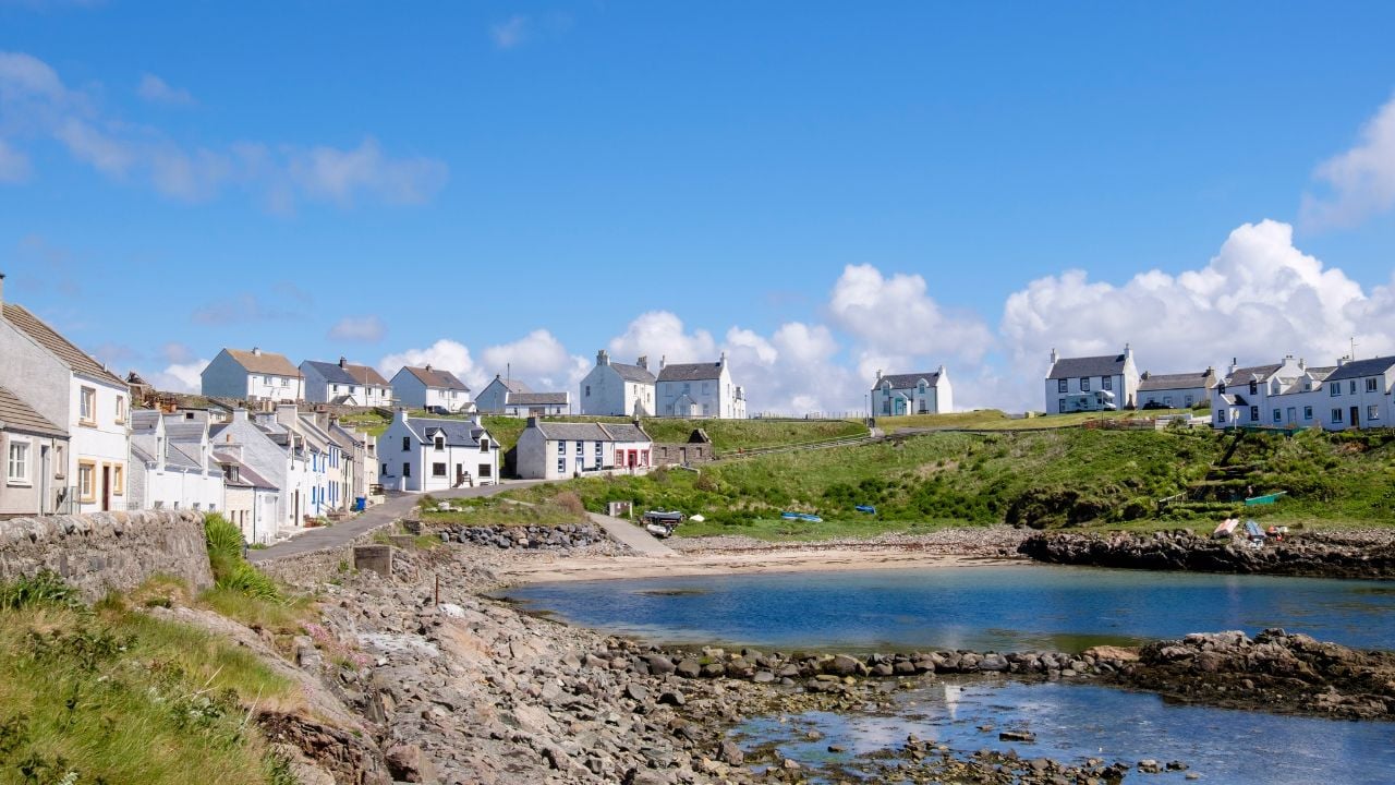 Cottages around harbour in village of portnahaven, isle of islay, argyll and bute, inner hebrides, scotland, united kingdom, europe