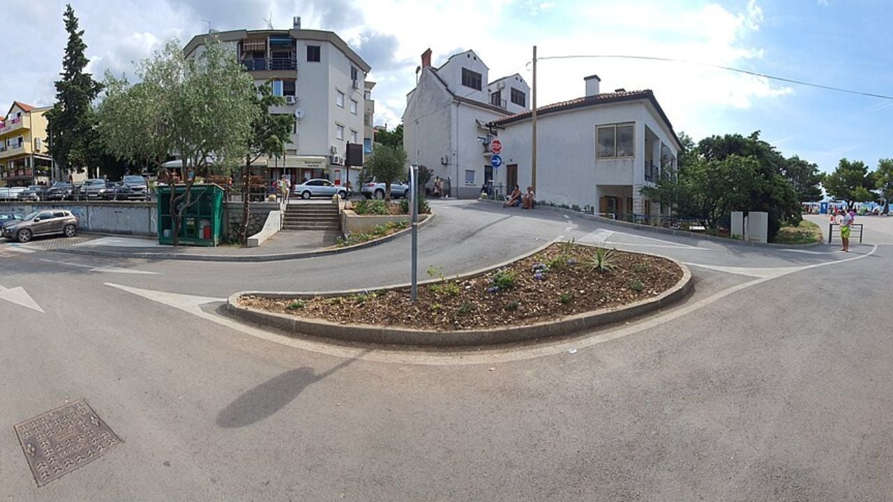 Intersection Šetalište Vladimira Nazora-Parking-Beach.
