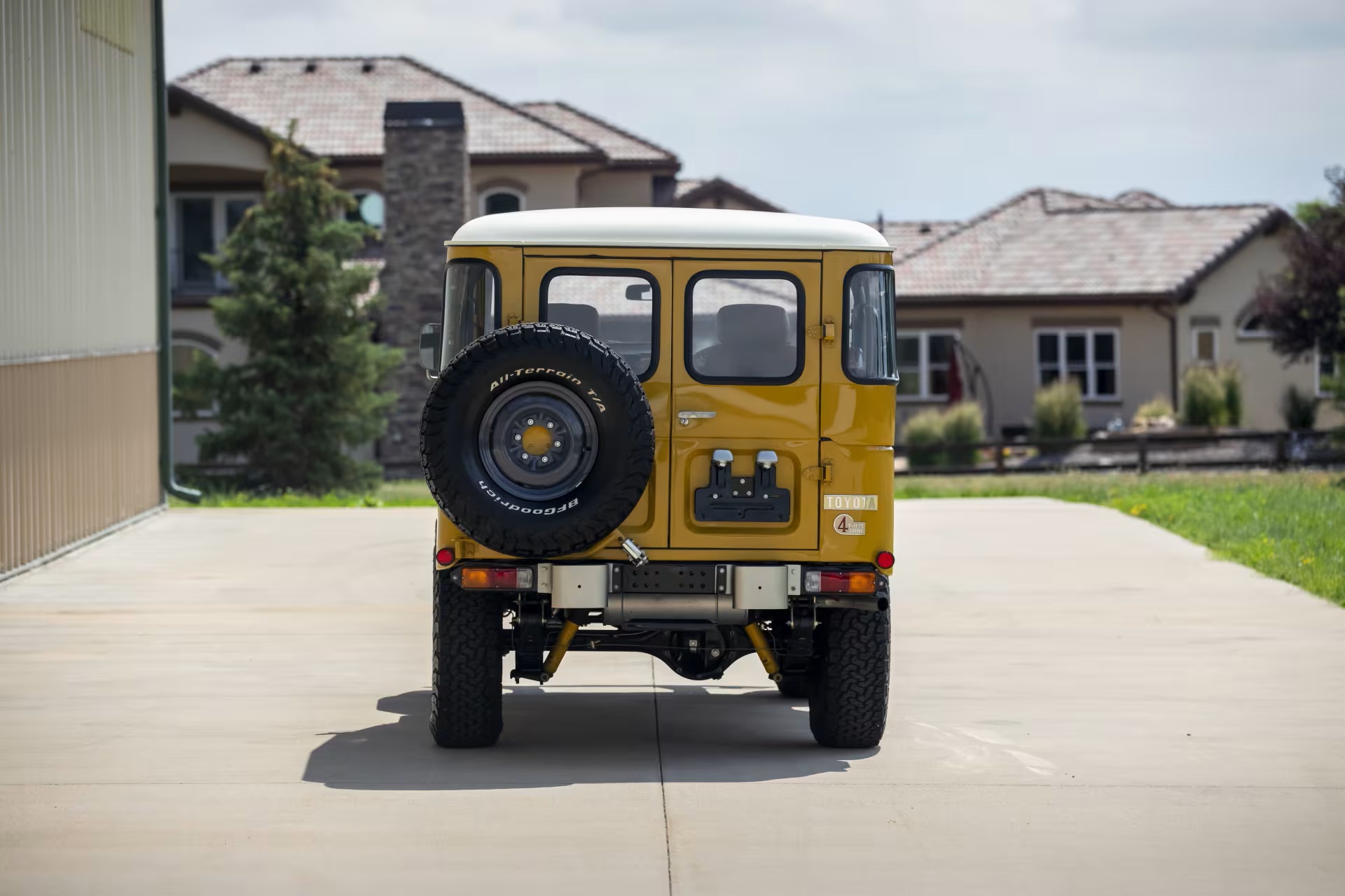 1978 Toyota FJ-40 Land Cruiser back
