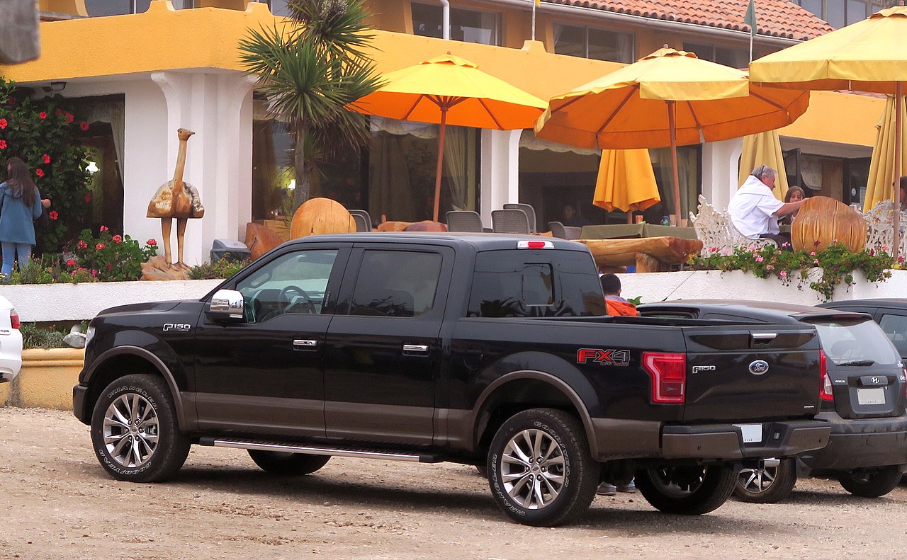 2017 Ford F-150 Lariat V8_Luxury FX4.
