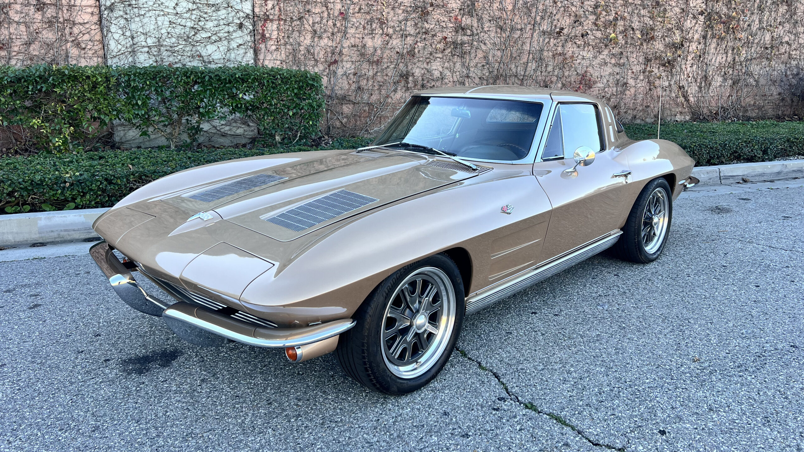 AZ26 Mecum Glendale 2026 1963 Chevrolet Corvette Split Window Coupe Lot V536 scaled