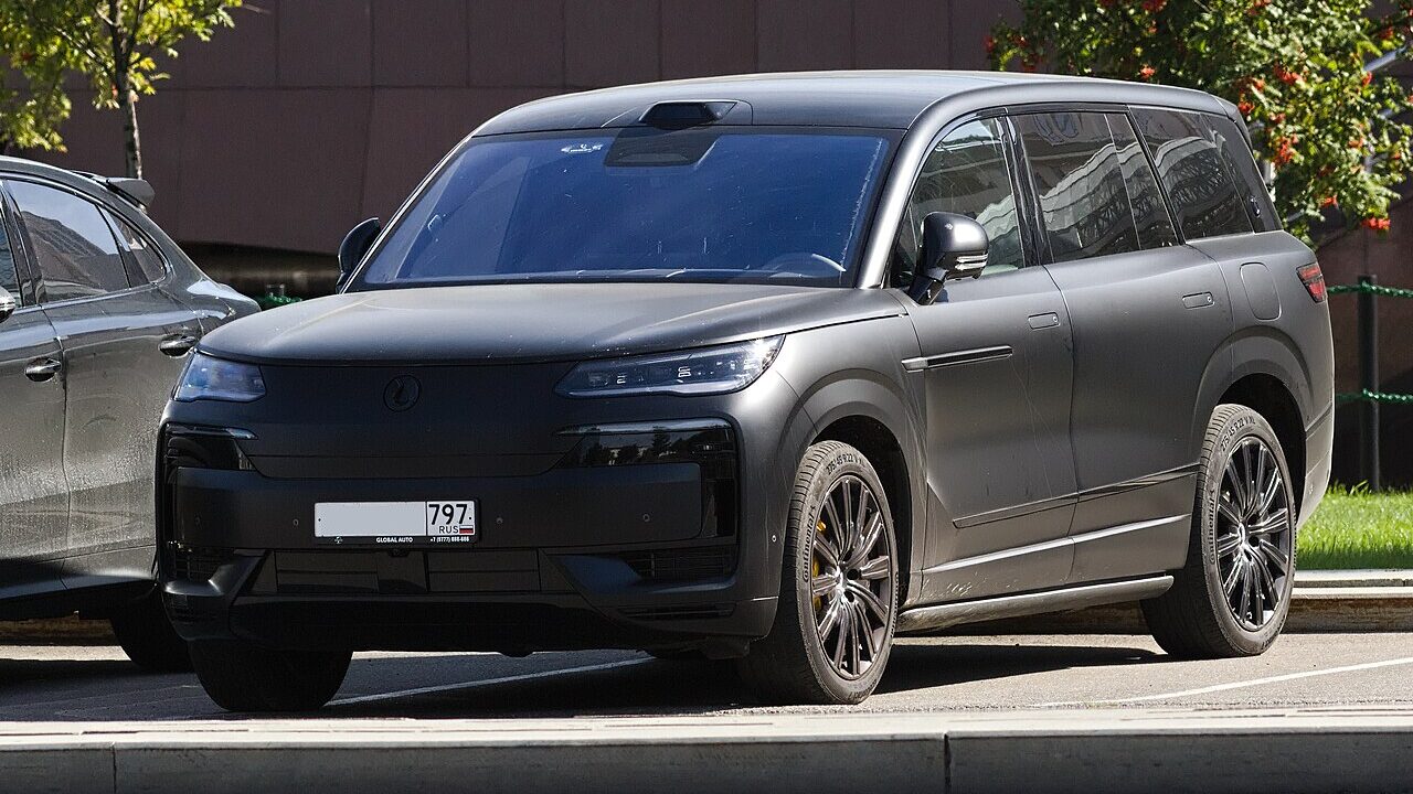 BYD Denza N9 in Moscow, Sept 2025.