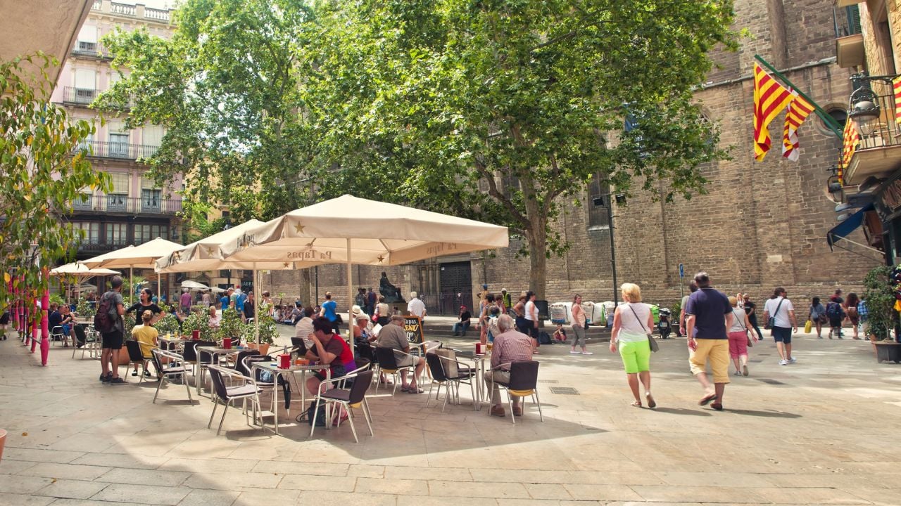 Street cafe scene in Barcelona, Spain