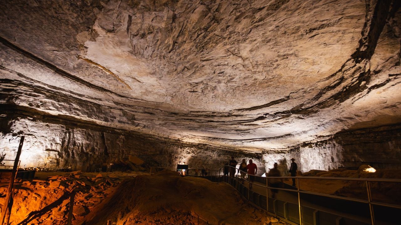 Flat ceiling at Mammoth Passage in Mammoth Cave National Park.