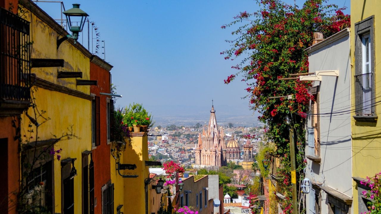San Miguel de Allende, Mexico - February 10, 2025: Views of a street in the historic center of San Miguel de Allende, Guanajuato, Mexico.