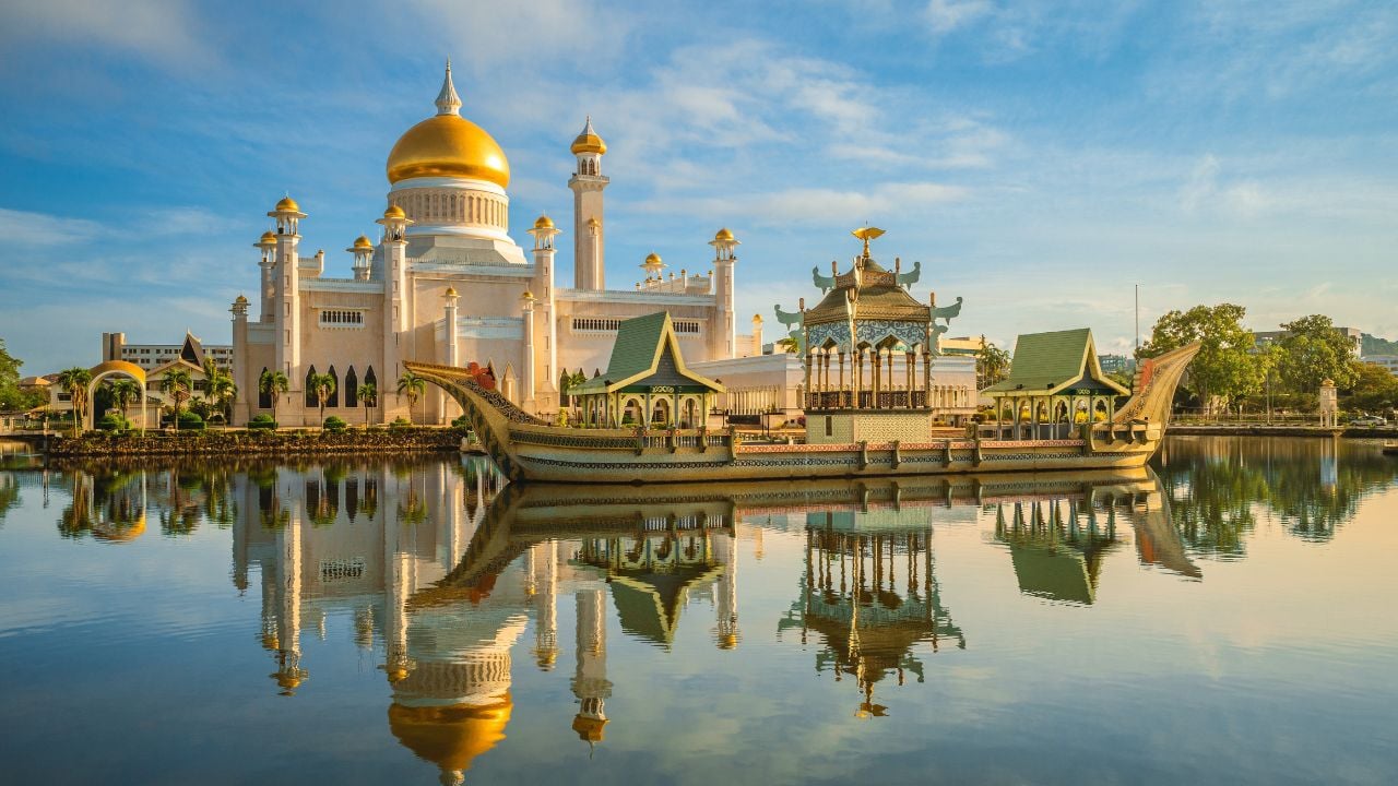 Omar Ali Saifuddien Mosque in Bandar Seri Begawan, brunei darussalam