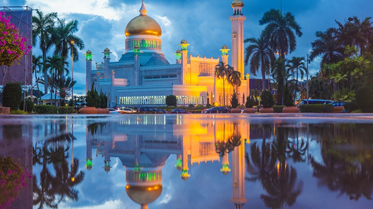 Omar Ali Saifuddien Mosque in Bandar Seri Begawan, brunei